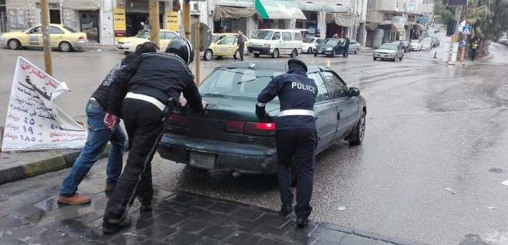 عجلون : قسم سير يقوم بفتح عبارات و قنوات لتصريف المياه