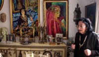 رسامة تركية تعيش في عمان تساعد أبناء الشهداء بلوحاتها