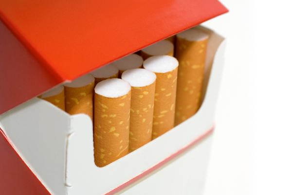 تجار يبدؤون برفع أسعار الدخان .. والضريبة تحذر