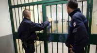 إصابة 7 حراس بعراك مع سجين في فرنسا