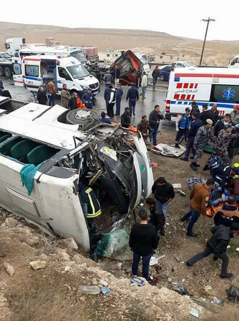 شاهد -وفاة و 32 اصابة بحادث تصادم تريلا وباص في المفرق