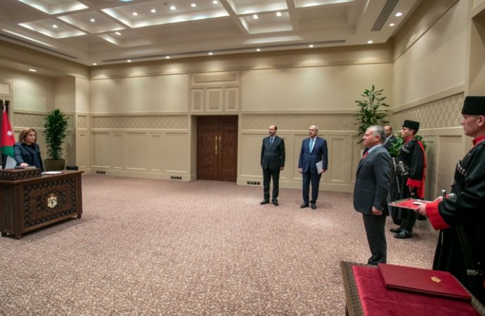 السفيرة الحوامدة تؤدي اليمين القانونية أمام الملك