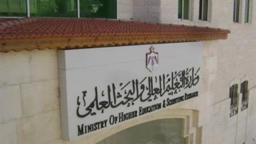 توزيع استبانات على المرشحين لرئاسة الجامعات