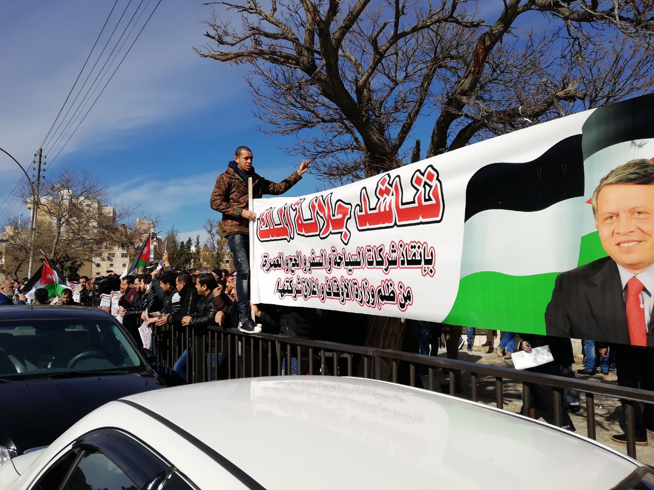 بالصور .. أصحاب مكاتب حج وعمرة يشكون "ظلم عربيات"