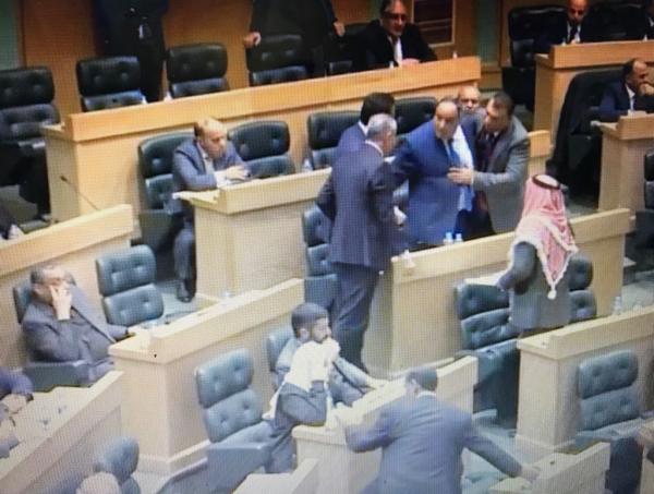 بالفيديو .. فوضى وملاسنات بين النواب تحت القبة