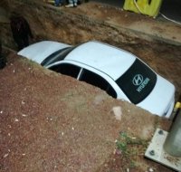 سقوط مركبتين بحفريات في العقبة (صور)
