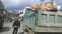 بالصور .. ضبط قلاب يحمل صخر بشكل مخالف