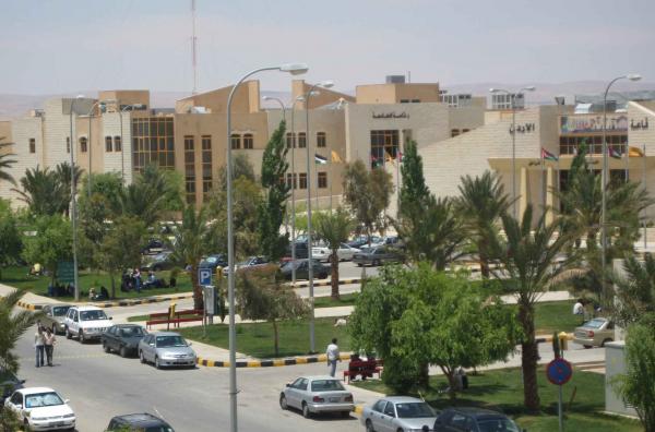 انهيار جزئي في بعض مرافق سكن طالبات جامعة الحسين