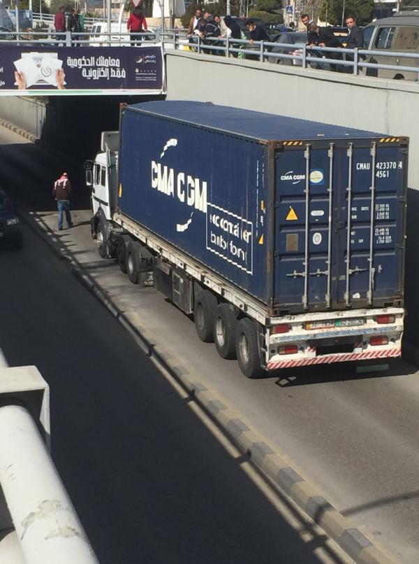 فتح نفق "الثالث" بعد اغلاقه بسبب شاحنة