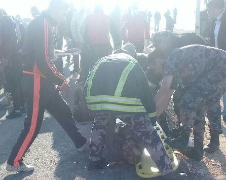 14 إصابة بحادث تصادم على طريق الأزرق