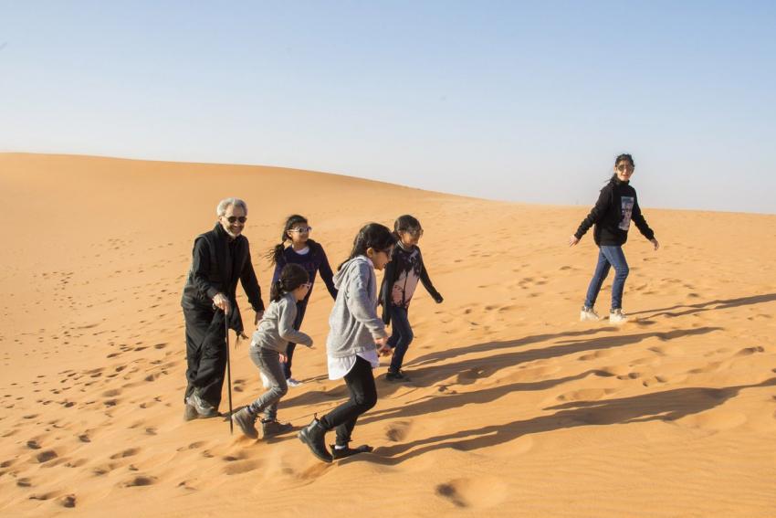 أول تغريدة للأمير الوليد بعد الريتز (صور)