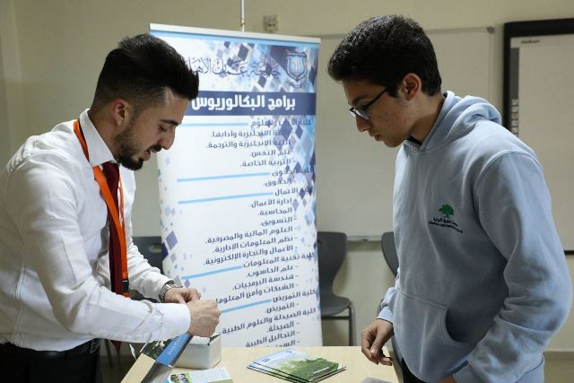 "عمان الأهلية" تشارك في معرض الجامعات في مدرسة المشرق الدولية