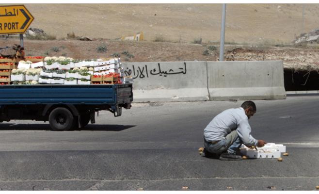 الفقر يدفع شبانا جامعيين لبيع منتوجات زراعية على الطرق في الاغوار
