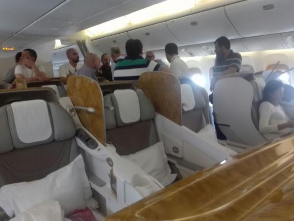 بالصور .. فوضى في طائرة اماراتية بعد تعطلها في مطار الملكة علياء