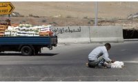 الفقر يدفع شبانا جامعيين لبيع منتوجات زراعية على الطرق في الاغوار