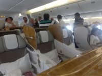 بالصور .. فوضى في طائرة اماراتية بعد تعطلها في مطار الملكة علياء