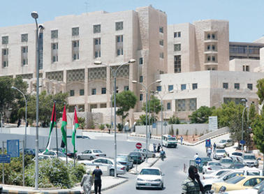 الصحة والبيئة والسكان في مجلس الأعيان تزور مستشفى البشير