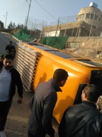 بالصور .. في اول يوم دراسي .. تدهور حافلة روضة في السلط