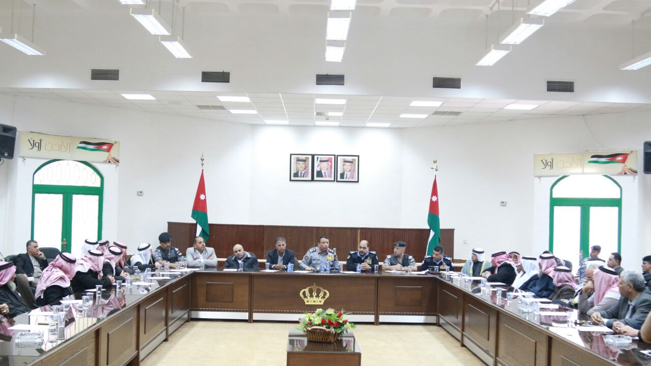 الكرك: مدير الدرك يلتقي وجهاء على خلفية الاحتجاجات