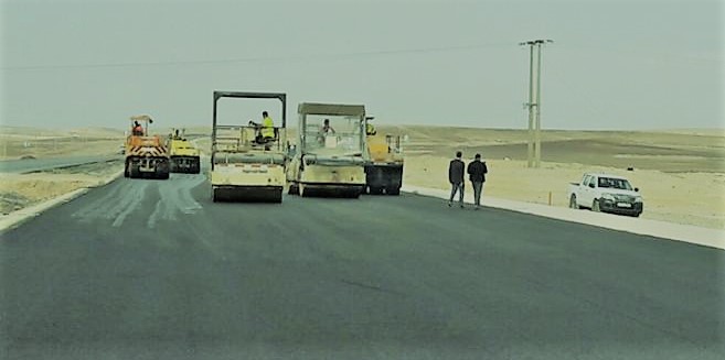 ضمن إعادة تأهيل الطريق الصحراوي تخصيص مسرب للشاحنات
