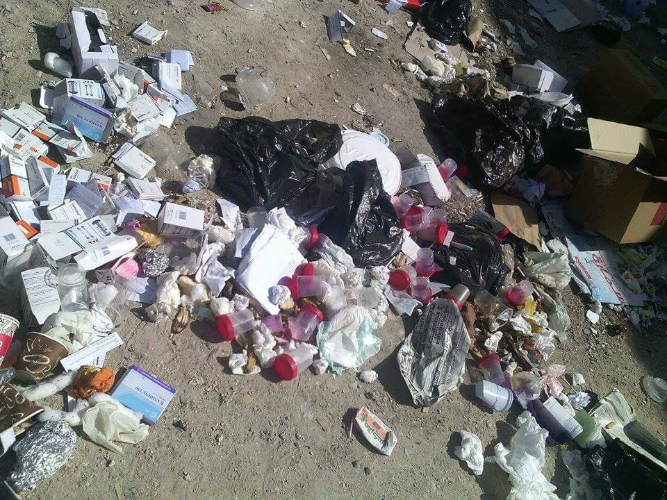 طلاب المدارس يجمعون أطنان النفايات المتراكمة في مخيم جرش