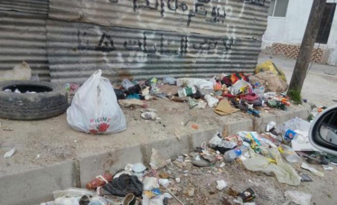 بعد تقليص الأونروا لعمال النظافة "مخيم إربد" على أعتاب كارثة بيئية