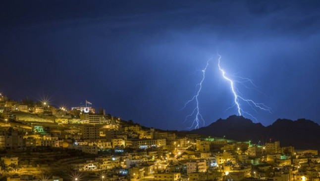 عواصف رعدية وزخات من البرد