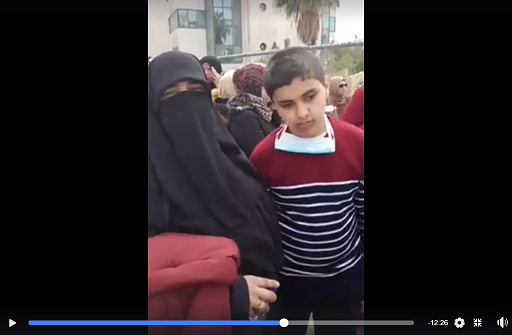شاهد .. قصة موجعة لطفل مصاب بالسرطان اعتصم أمام الوزراء
