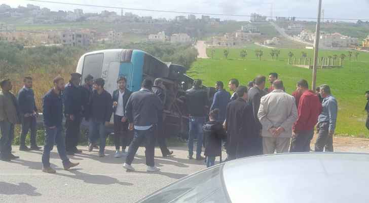 بالصور .. 5 إصابات بحادث تصادم مركبتين في اربد