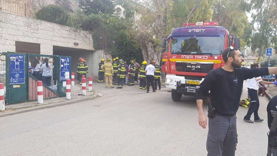 بالصور .. انهيار موقف سيارات في القدس