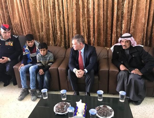الملك يزور بيت عزاء المرحوم المقدم الركن سليمان الركيبات(صور)