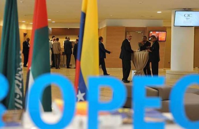 أوبك تقترب من المستوى المستهدف لخفض المخزونات