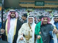 الملك سلمان والوليد بن طلال يرقصان العرضة (صور)