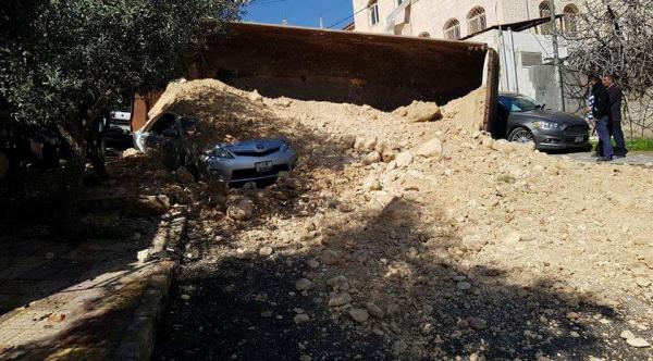 بالصور .. تدهور شاحنة وانقلابها غلى سيارتين في عمان