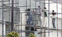 إصابة شخصين إثر سقوطهما عن سقالة في البلقاء