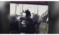 احالة شخصين بحادثة تحطيم مركبة الى القضاء (فيديو)