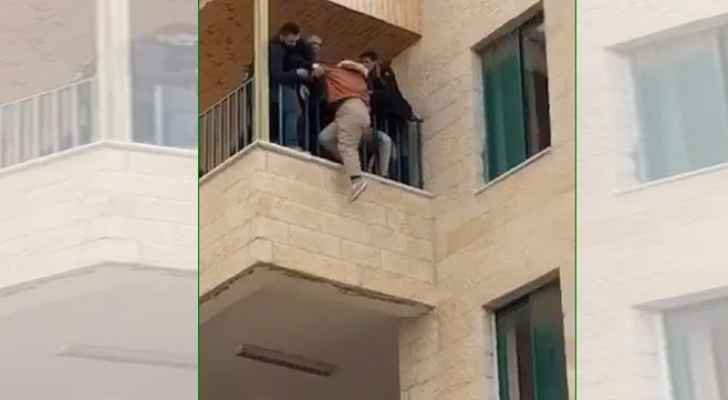 بالفيديو .. الأمن يثني طالبة عن الإنتحار في "اليرموك "