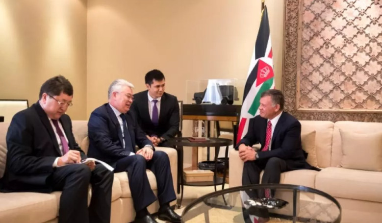 الملك يستقبل وزير الصناعات الدفاعية والفضائية في كازاخستان