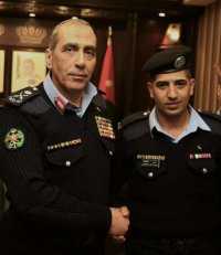 مدير الامن العام يكرم احد مرتبات ادارة التنفيذ القضائي