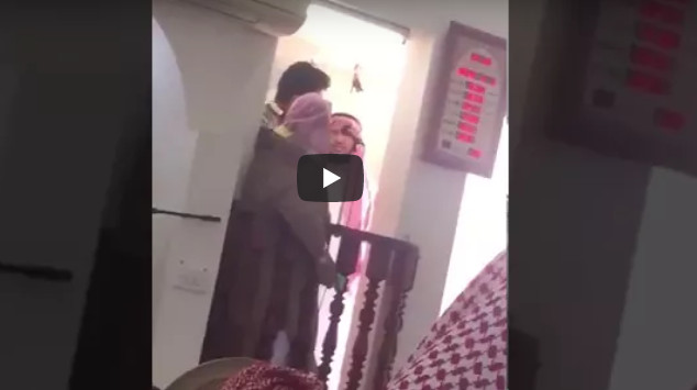 شاهد مريض نفسي يصعد المنبر لإلقاء الخطبة بالمدينة المنورة