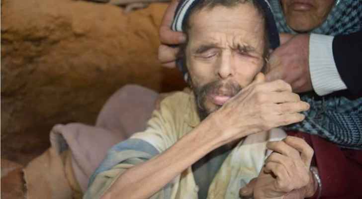 بالفيديو .. تونسية تحتجز شقيقها في حفرة 15 سنة دون أكل يصل وزنه 8 كيلو !