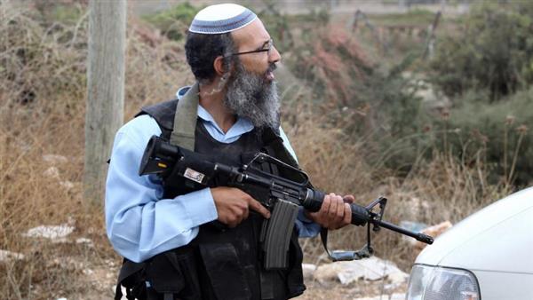 بالتفاصيل . .مستوطن إسرائيلي يريد رأس قيادي فلسطيني بارز "مثقوباً برصاصة"
