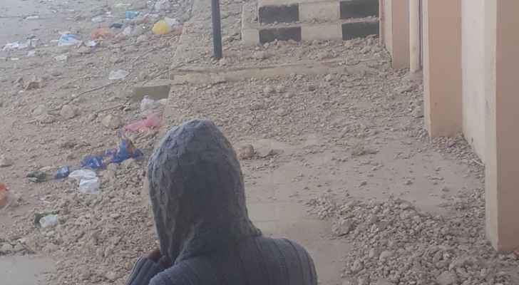 بالصور.. شكاوى من دخول شبان إلى ساحة مدرسة إناث في عمان