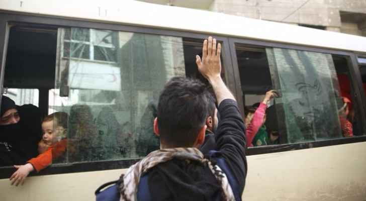 بدء أول عملية إجلاء لمقاتلين ومدنيين من الغوطة الشرقية