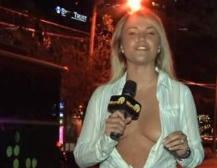 جرأة زائدة من مراسلة على الهواء بعد ان فتحت قميصها وسط الشارع..شاهد