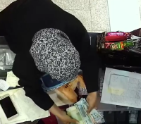 شاهد .. سرقة محل بالتنويم المغناطيسي في عمان!