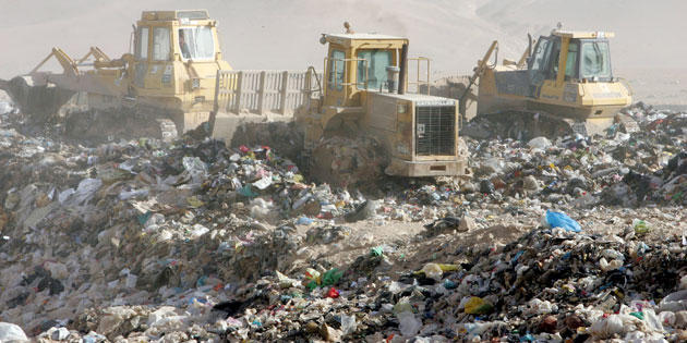الأزرق : اتفاقيتان لإنشاء شبكة صرف صحي وتدوير النفايات الصلبة