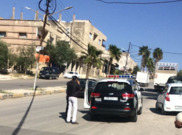 شاهد .. مطلوب يطلق النار على محال تجارية في اربد