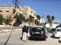شاهد .. مطلوب يطلق النار على محال تجارية في اربد