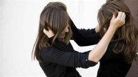 شاهد|عراك بين فنانتين.. حاولت نزع ملابسها عنها لتصويرها